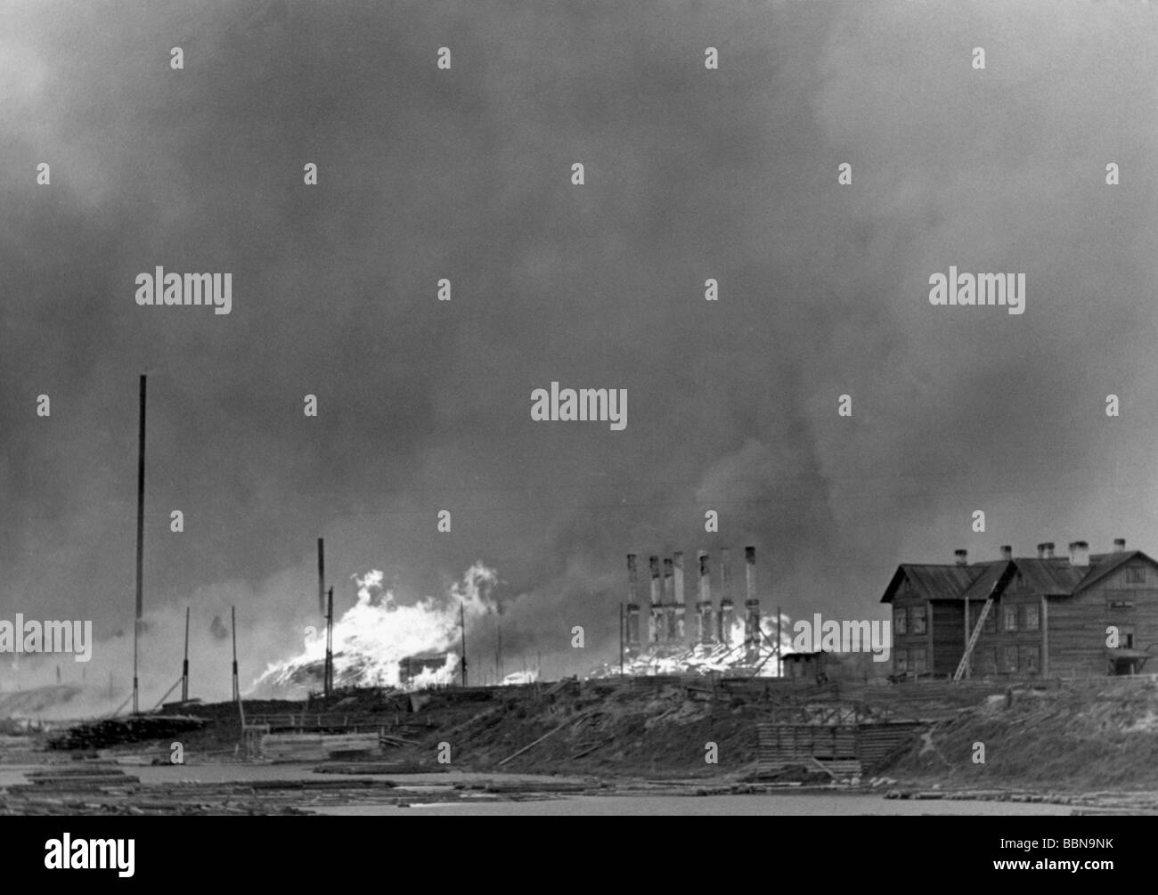 events, Second World War / WWII, Russia 1942 / 1943, Russian village, hit by artillery fire, circa 1943, burning, 20th century, historic, historical, destruction, Soviet Union, USSR, 1940s, Stock Photo