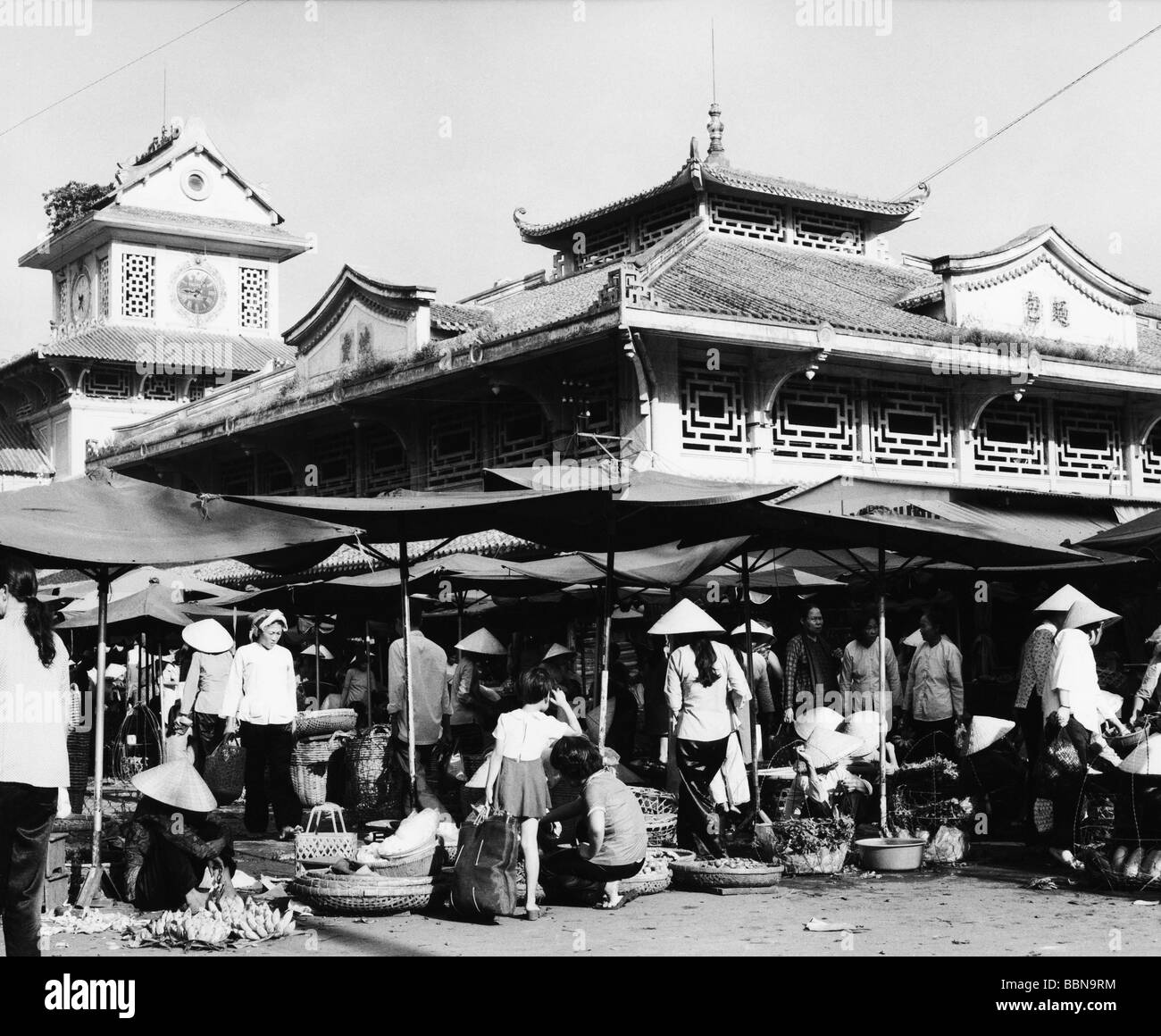 geography / travel, Vietnam, Ho Chi Minh City, markets, women with straw hats on the old market of Cholon, 1970s, Stock Photo