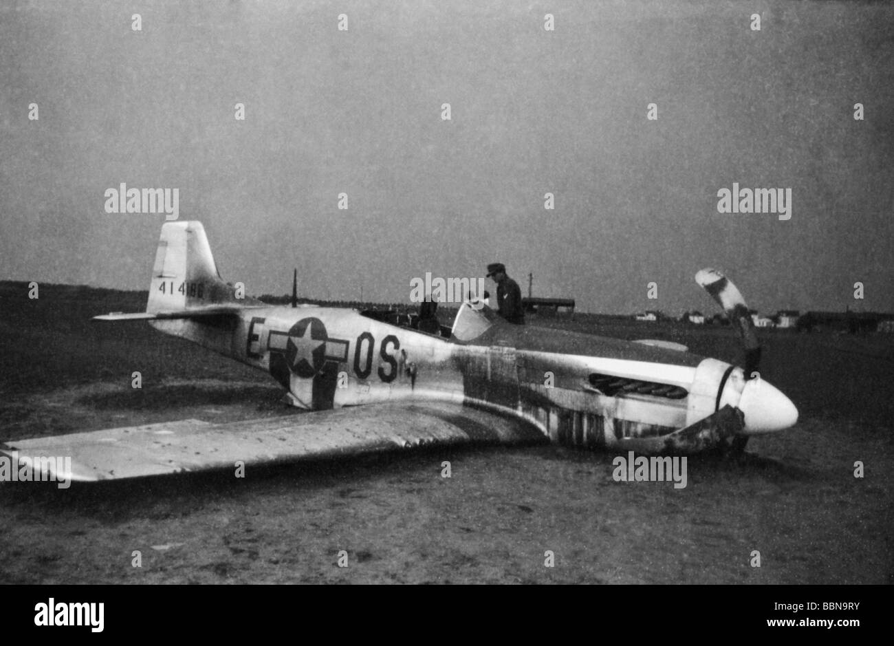 events, Second World War / WWII, aerial warfare, aircraft, crashed / damaged, forced landed US fighter plane North American P-51 D Mustang, 1944 / 1945, Stock Photo