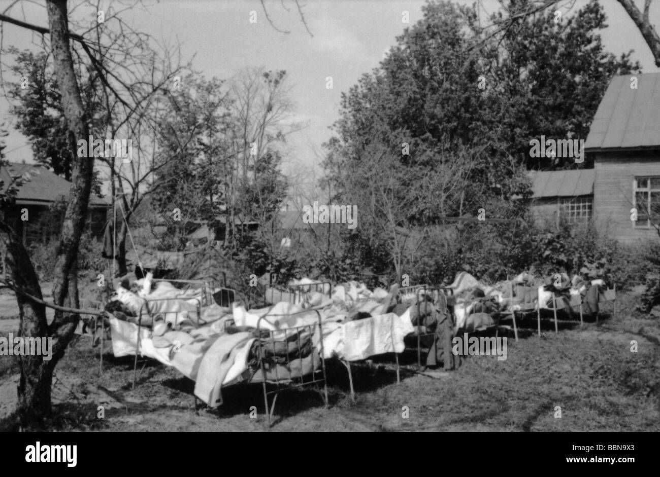 events, Second World War / WWII, Russia 1941, German field hospital near Smolensk, 19.8.1941, beds outdoor, Stock Photo