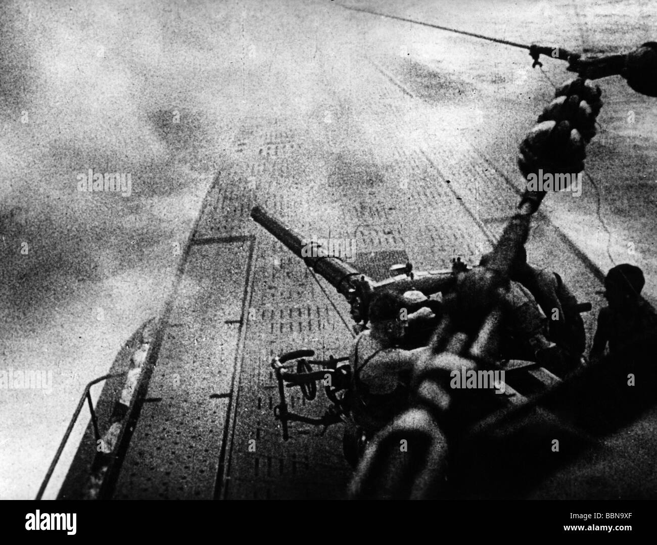 events, Second World War / WWII, naval warfare, gun crew of a German submarine firing at enemy ship, circa 1941, Stock Photo