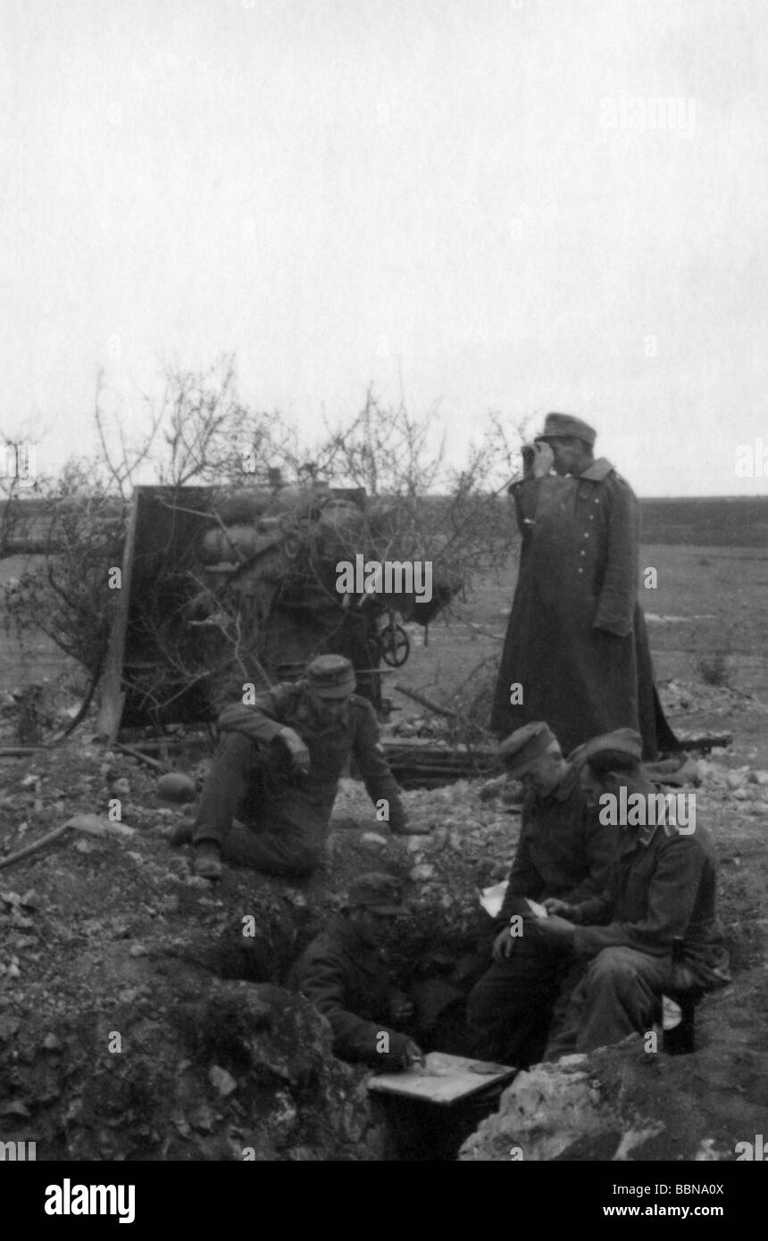events, Second World War / WWII, Russia 1944 / 1945, Crimea, Sevastopol, German 88 mm anti-aircraft guns Flak 36/37 in firing position against ground targets, 30.4.1944, in front of it, in the slit trench, the crew, Eastern Front, USSR, Wehrmacht, Luftwaffe, AA, gun, artillery, emplacement, shield, 20th century, historic, historical, Soviet Union, soldiers, soldier, observing, watching, camouflage, 8.8 cm, 1940s, people, Stock Photo