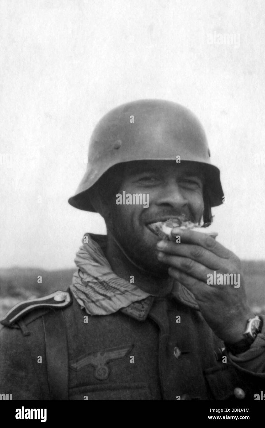 events, Second World War / WWII, Russia 1944 / 1945, Crimea, Sevastopol, German NCO, eating, 30.4.1944, Eastern Front, USSR, Wehrmacht, 20th century, historic, historical, Soviet Union, soldiers, soldier, steel helmet, portrait, smiling, 1940s, people, Stock Photo