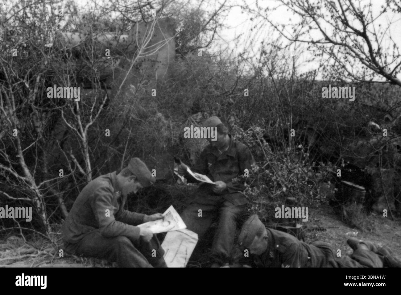 events, Second World War / WWII, Russia 1944 / 1945, Crimea, Sevastopol, the crew of a German 8.8 cm Flak reading newspapers, 30.4.1944, Eastern Front, USSR, Wehrmacht, 20th century, historic, historical, Soviet Union, soldiers, AA artillery, army postal service, camouflage, 88 mm, 1940s, people, Stock Photo