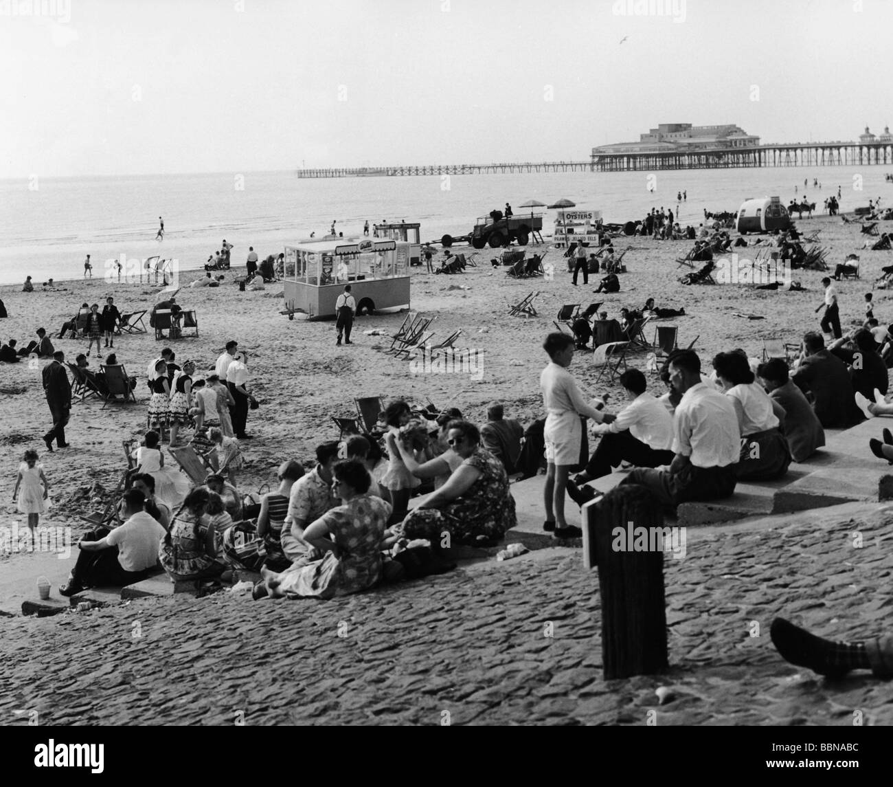 geography / travel, Great Britain, Blackpool, beaches, Blackpool Sands, people on the beach, view towards sea bridge, 1950s, Stock Photo