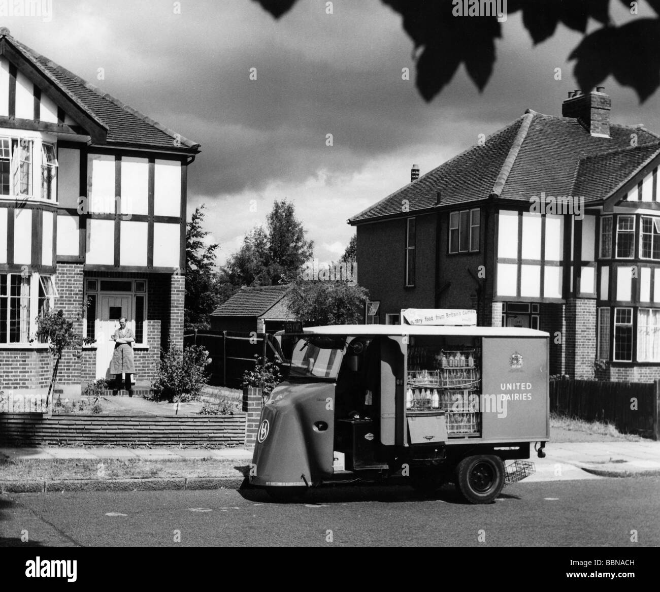 trade, foods, milkman delivering milk, circa 1960, Stock Photo