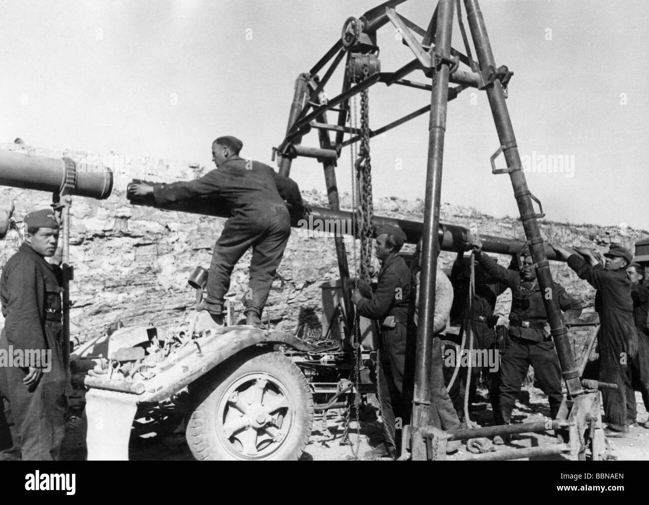 events, Second World War / WWII, Russia 1944 / 1945, Crimea, repair shop of a Luftwaffe anti-aircraft unit at Sevastopol, April 1944, changing the barrel of an 8.8 cm Flak 18/36, USSR, Soviet Union, 20th century, historic, historical, Ukraine, Eastern Front, repairing, mechanic, mechanics, soldiers, gun, crane, Wehrmacht, Third Reich, Germany, AA, antiaircraft, 88 mm, people, 1940s, Stock Photo