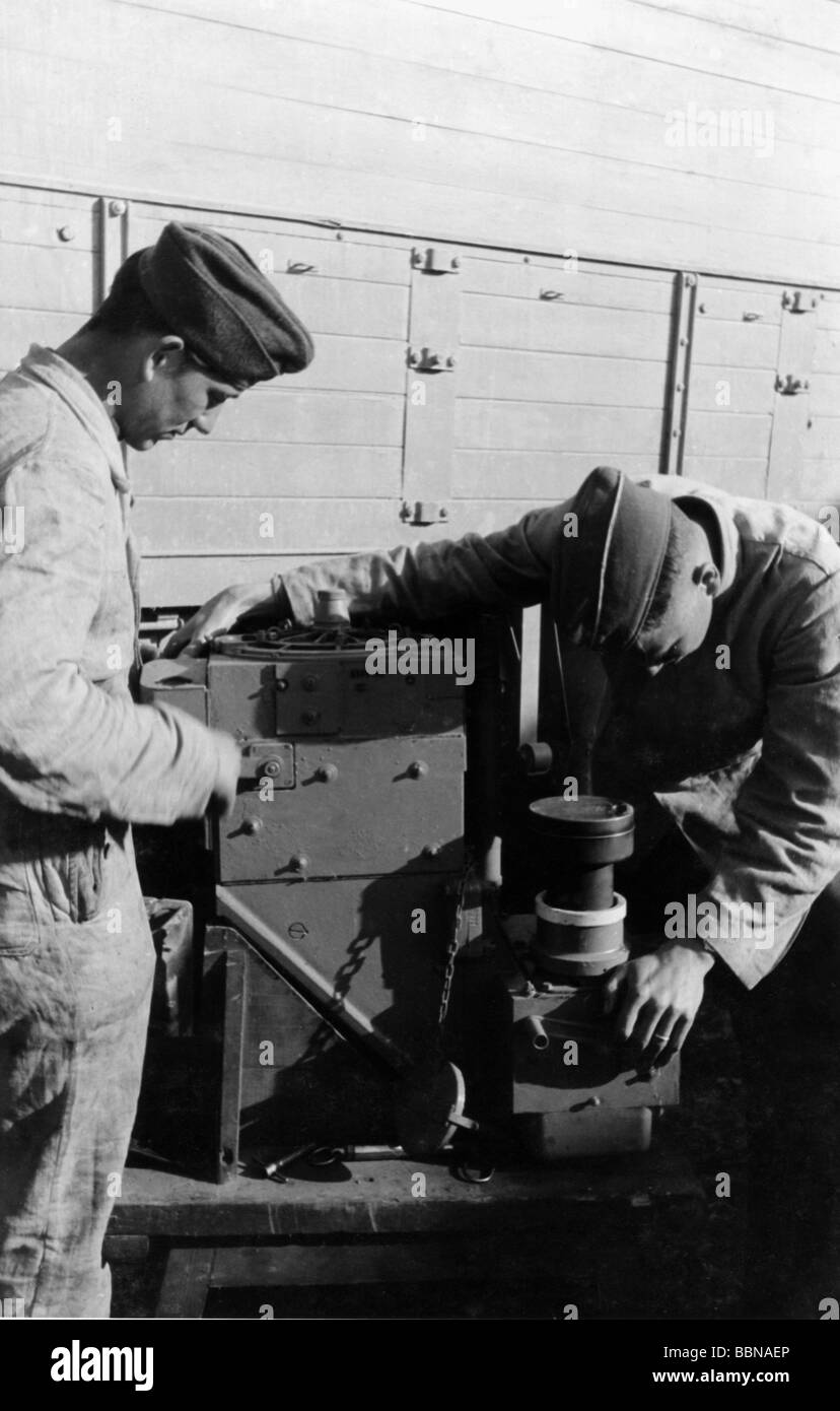 events, Second World War / WWII, Russia 1944 / 1945, Crimea, repair shop of a Luftwaffe anti-aircraft unit at Sevastopol, April 1944, adjusting an automated fuse-setter of an 8.8 cm Flak 18/36, USSR, Soviet Union, 20th century, historic, historical, Ukraine, Eastern Front, repairing, mechanic, mechanics, soldiers, Wehrmacht, Third Reich, Germany, AA, antiaircraft, fuse setter, setting, 88 mm, 1940s, people, Stock Photo
