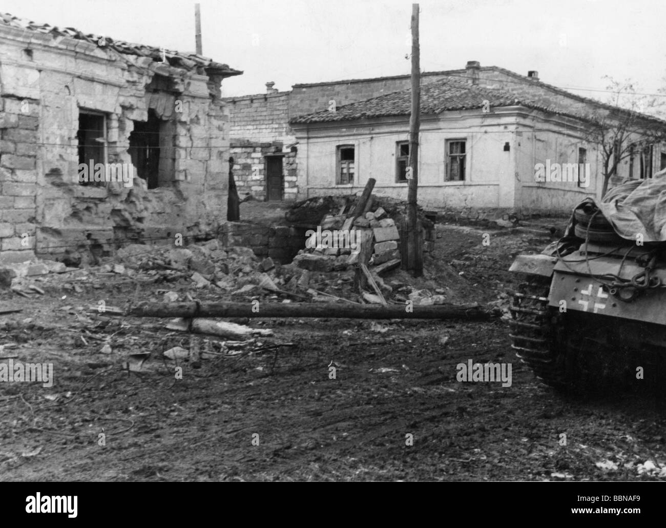 events, Second World War / WWII, Russia 1942 / 1943, Crimea, Ukraine, destructions in the outskirts of Kerch after a failed Soviet landing operation, late 1943, right hand the rear of a German assault gun, Wehrmacht, Soviet Union, tank, USSR, 20th century, historic, historical, ruin, ruins, destruction, houses, buildings, 1940s, Stock Photo