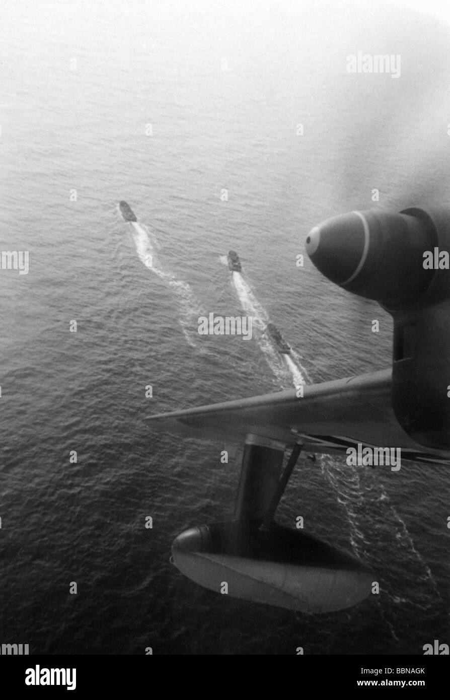 events, Second World War / WWII, Russia 1944 / 1945, Crimea, evacuation of Sevastopol, Kriegsmarine fast attack craft escorting a convoy, early May 1944, aerial photo, taken from a flying boat Blohm & Voss BV 138, Eastern Front, USSR, Wehrmacht, retreat, transport, naval, sea, navy, Soviet Union, 20th century, historic, historical, ship, ships, vessel, escort vessels, Third Reich, torpedo boats, plane, planes, recce, long-range, BV138, BV-138, maritime reconnaissance aircraft, wing, engine, 1940s, Stock Photo