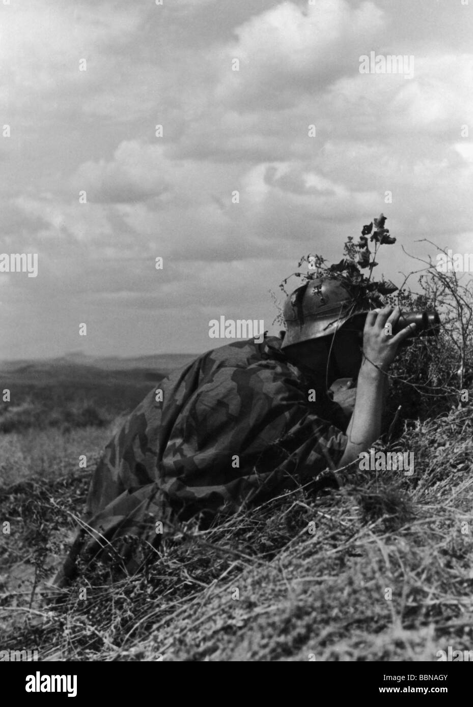 events, Second World War / WWII, Russia 1942 / 1943, German soldier observing enemy positions with binoculars, probably summer 1943, Wehrmacht, camouflage, tent square, steel helmet, cover, 20th century, historic, historical, Eastern Front, USSR, Soviet Union, binocular, 1940s, people, Stock Photo