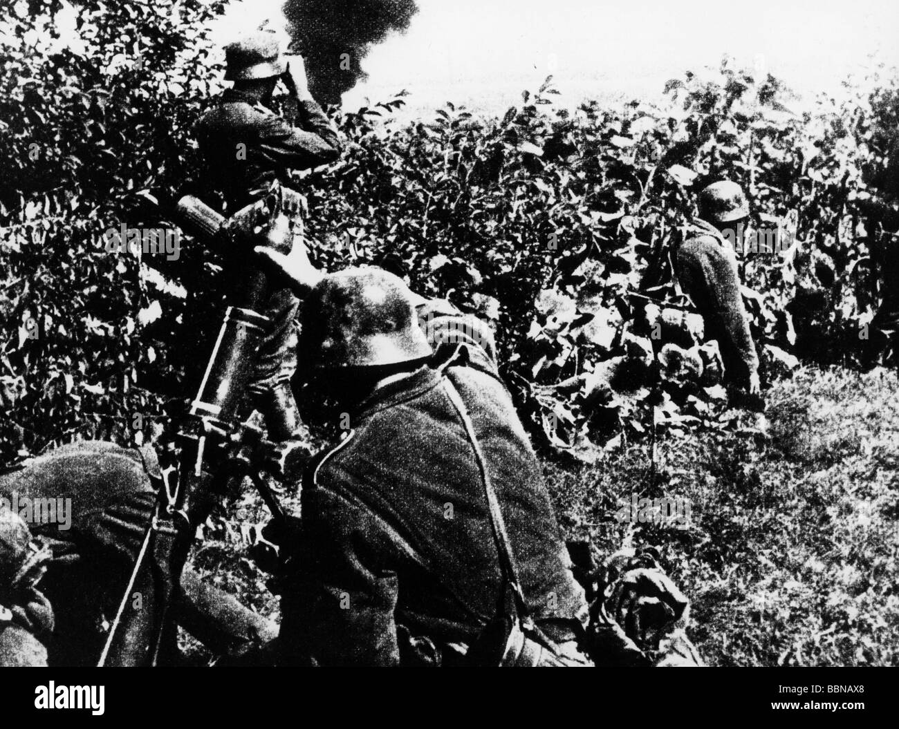 events, Second World War / WWII, German Wehrmacht, German soldiers with a mortar during a combat, circa 1941, Stock Photo
