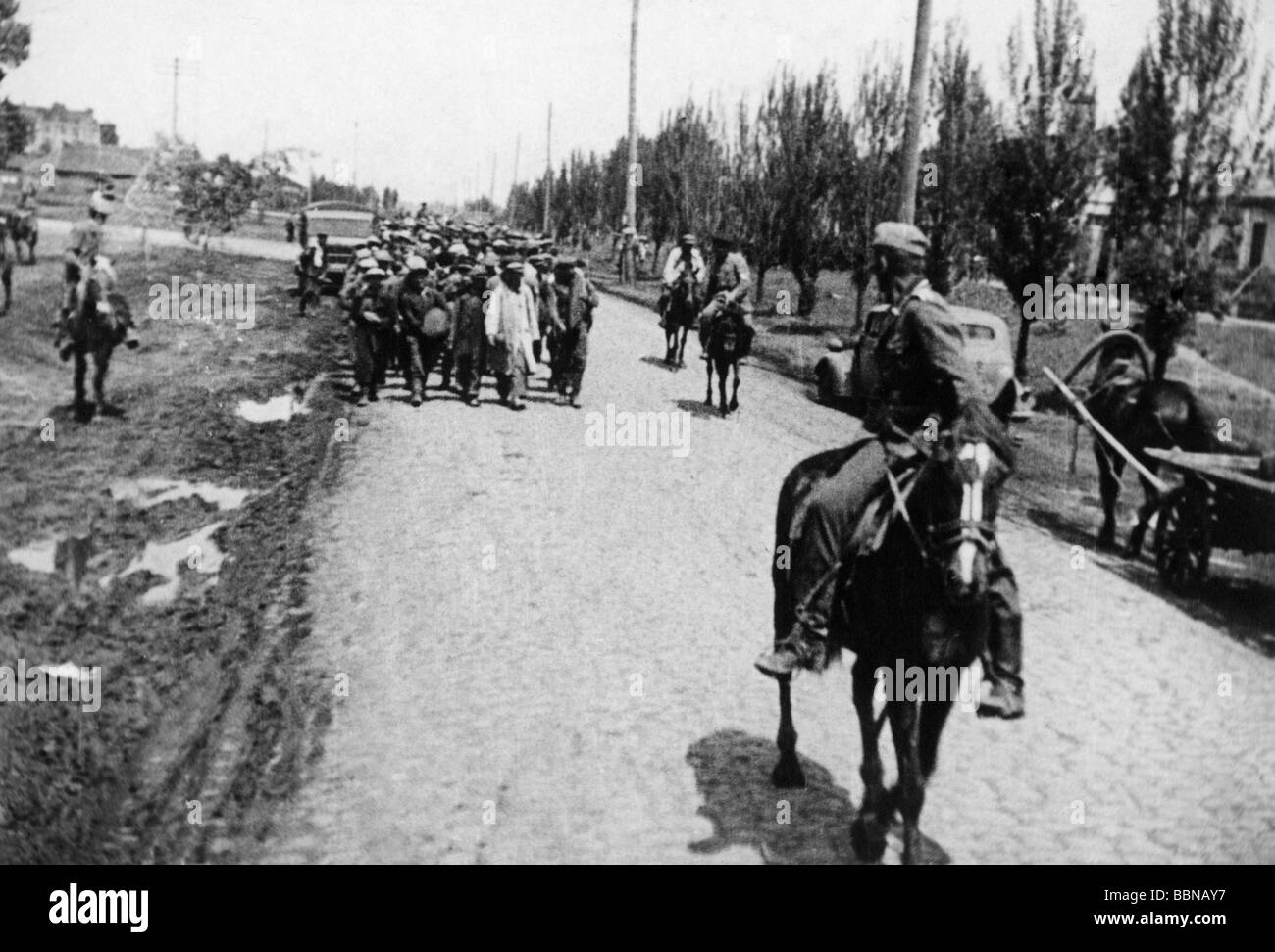 events, Second World War / WWII, Russia 1942 / 1943, partisan warfare, captured Soviet partisans are being marched to Poltava, circa 1942, Stock Photo