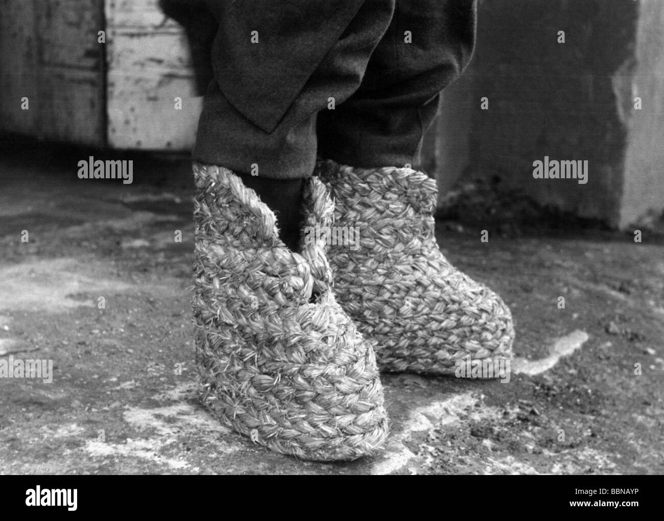 events, Second World War / WWII, German Wehrmacht, straw shoes against the frost on the Eastern Front, Ukraine, 11.2.1943, Stock Photo