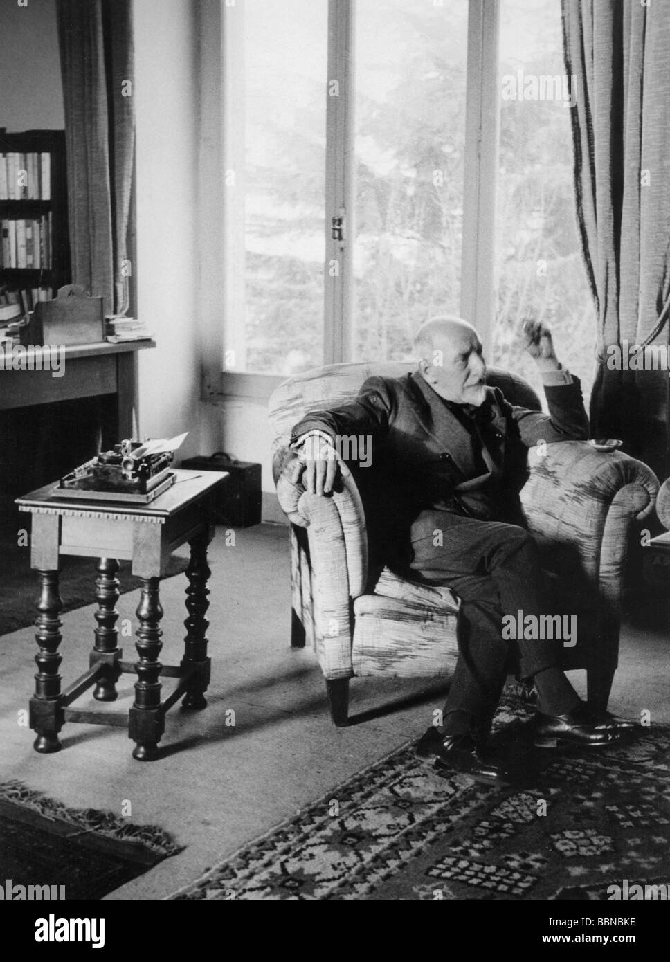 Pirandello, Luigi, 28.6.1867 - 10.12.1936, Italian author / writer (poet), full length, in his working room, 1930s, Stock Photo