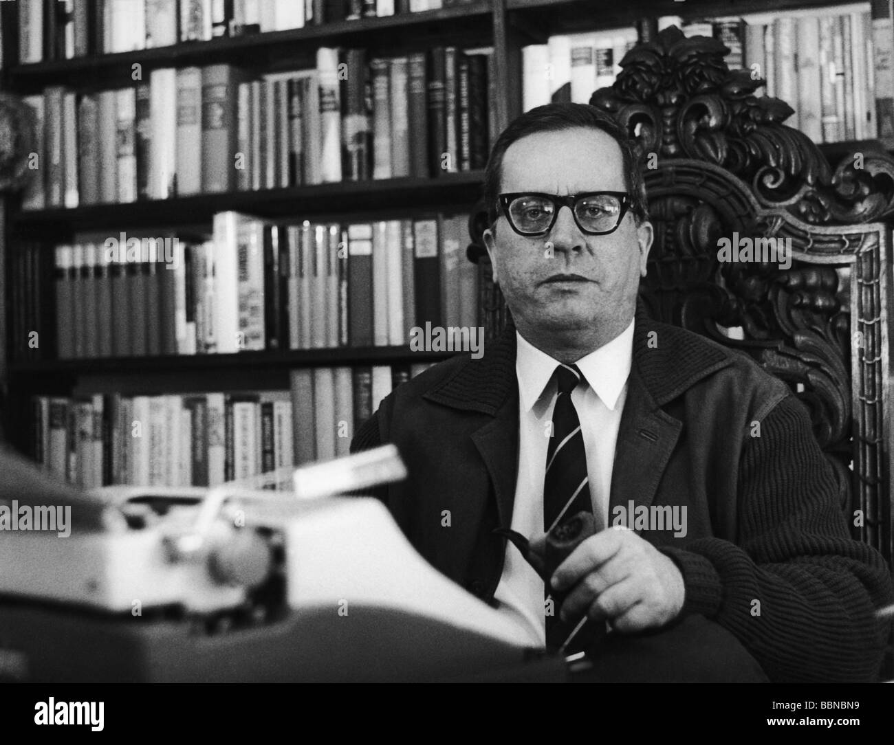 Simmel, Johannes Mario, 7.4.1924 - 1.1.2009, Austrian author / writer, half length, in his study, 1960s, , Stock Photo