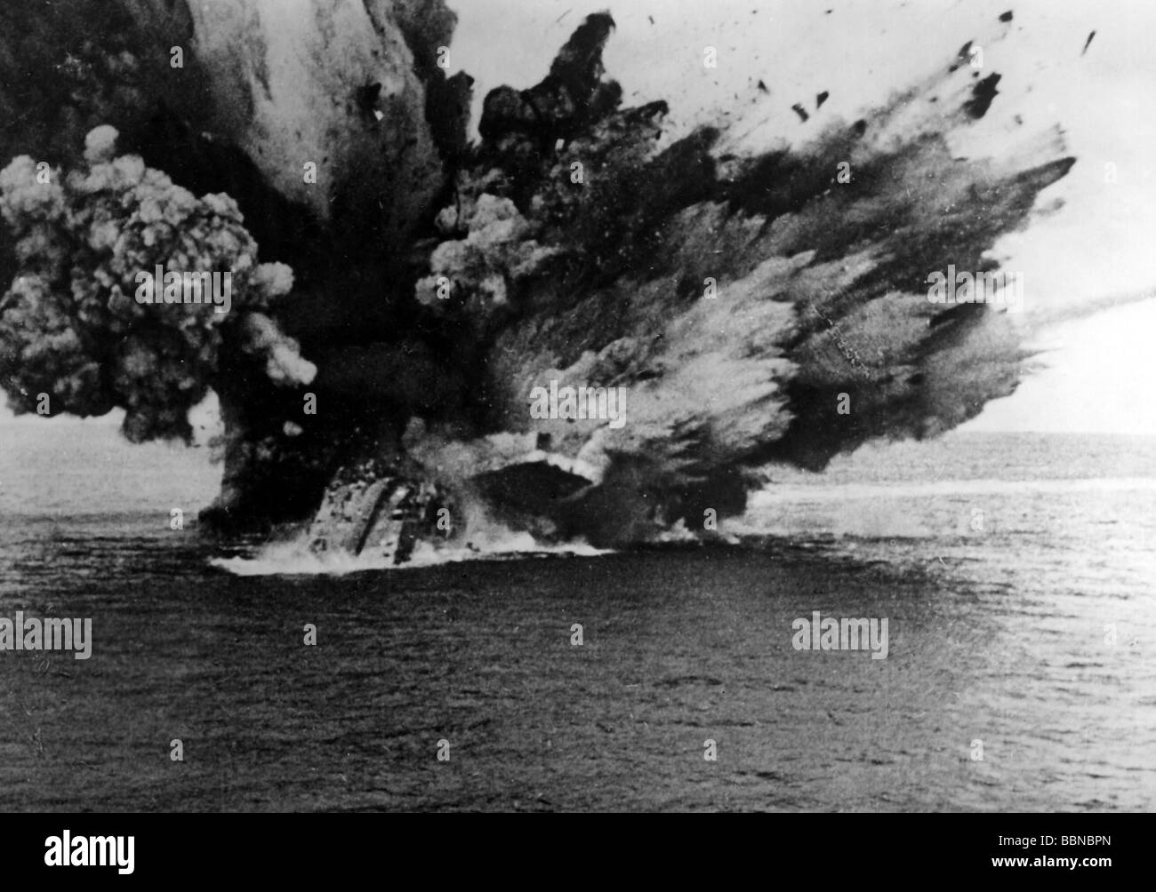 events, Second World War / WWII, naval warfare, British battleship 'HMS Barham' capsizing and exploding after torpedo hits from the German submarine U 331, Mediterranean, 25.11.1941, Stock Photo