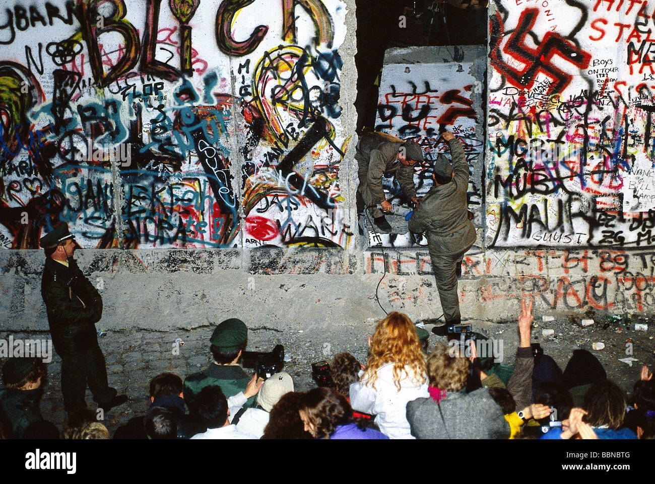 Destruction berlin wall 1989 hi-res stock photography and images - Alamy