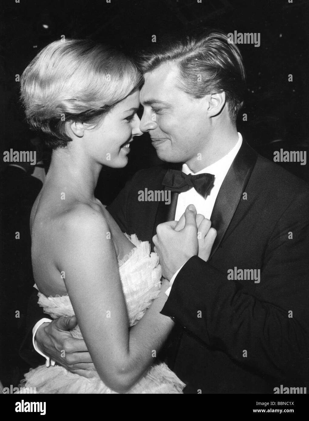 Boehm, Karlheinz, 16.3.1928 - 29.5.2014, Austrian actor, half length, with his wife Gudula Blau, Gloria Film Ball, 12.1.1958, Stock Photo