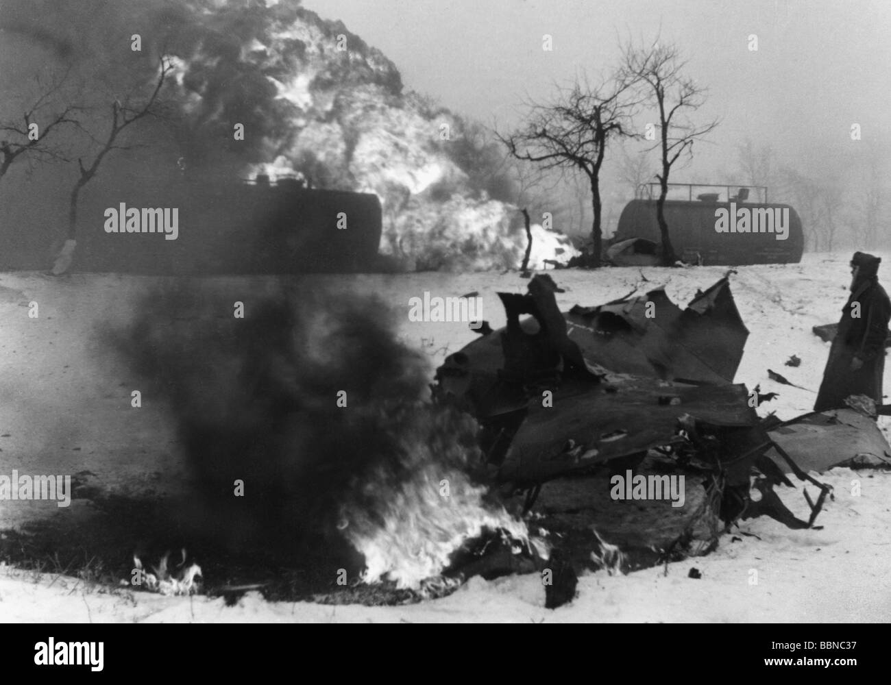 events, Second World War / WWII, Russia 1942 / 1943, burning petrol train at Stalino, January 1943, 20th century, historic, historical, fire, Soviet Union, USSR, tank waggon, waggons, railway, train, Third Reich, Donets Basin, people, 1940s, Stock Photo