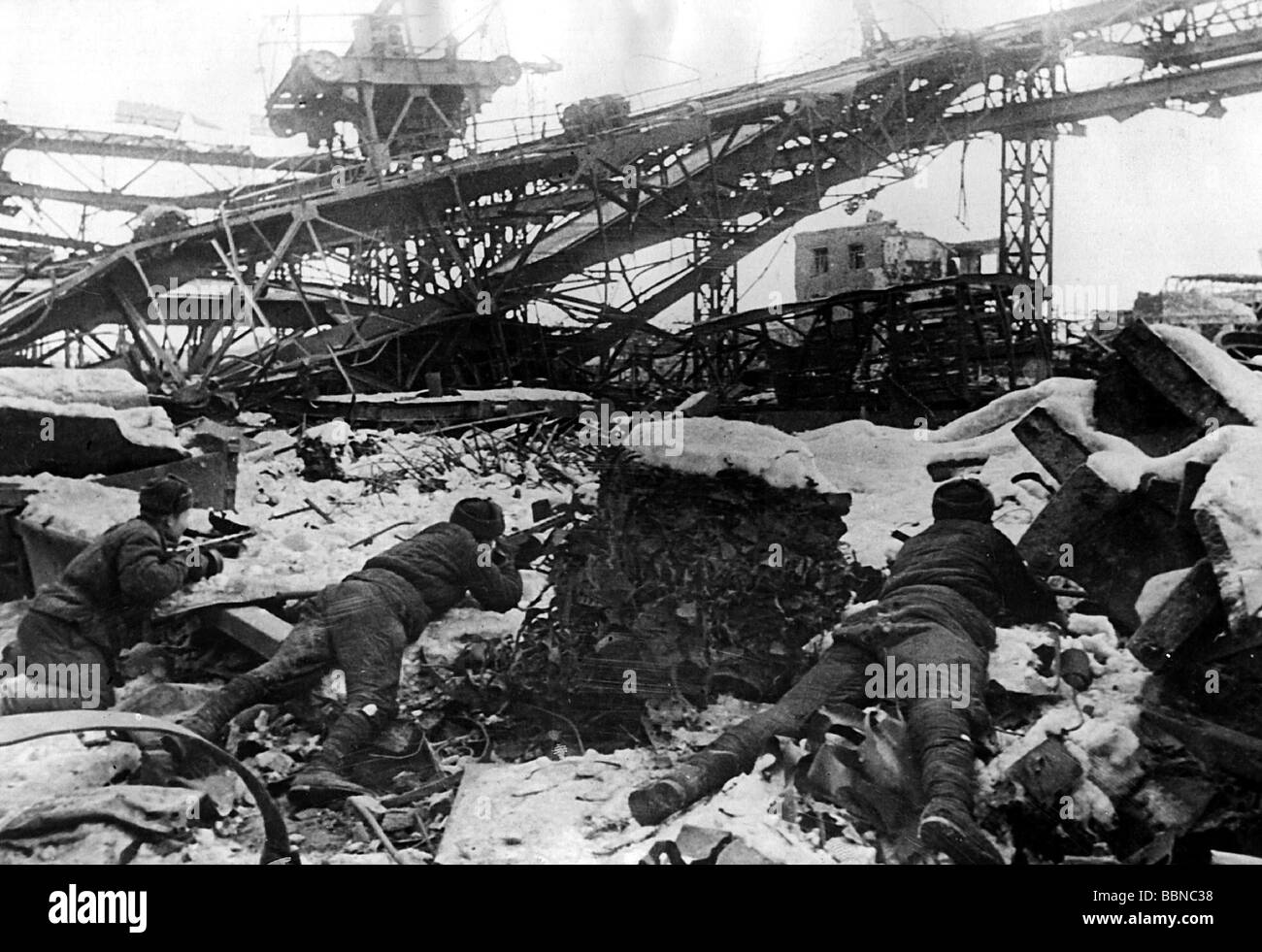 events, Second World War / WWII, Russia, Stalingrad 1942 / 1943, Soviet soldiers during the fightings at the tractor factory 'Red October', Stock Photo
