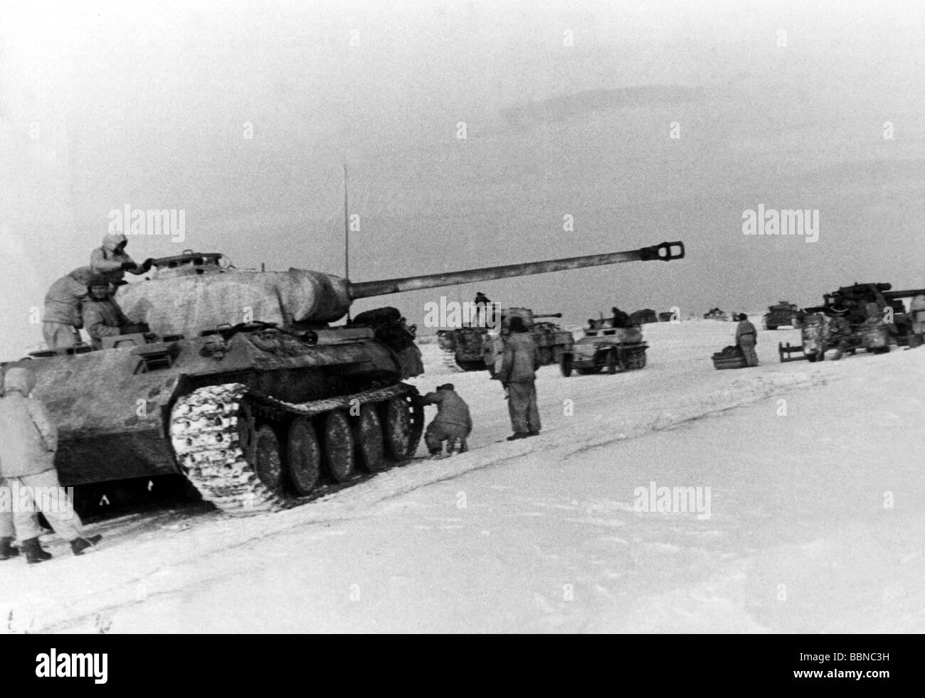 events, Second World War / WWII, Russia 1944 / 1945, German tank unit near Krassnekoye, early 1944, in the foreground a 'Panther' tank, right hand an 88 mm anti-aricraft gun Flak 36/37, Stock Photo