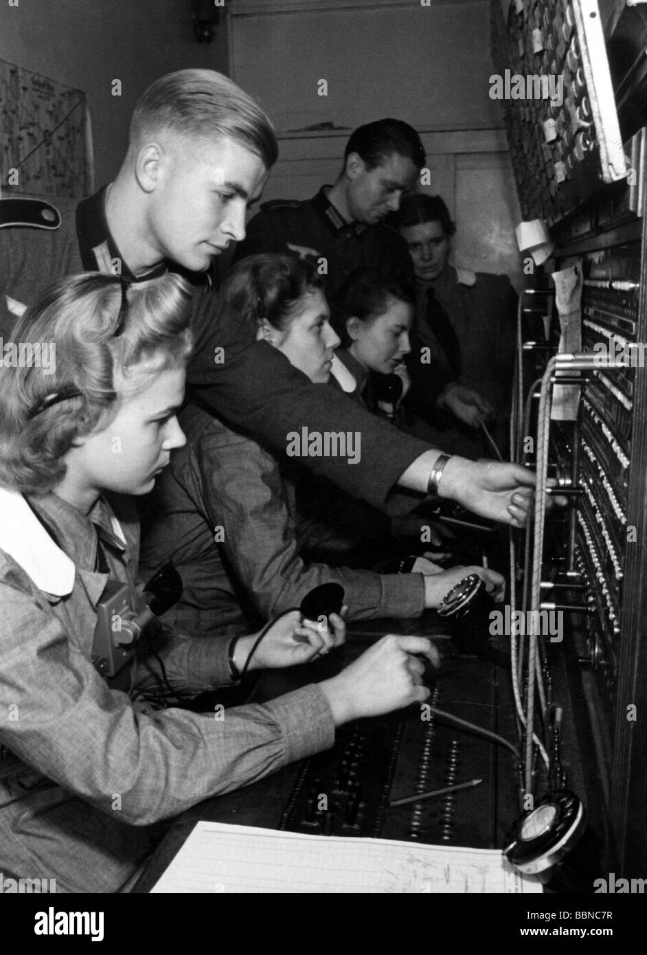 events, Second World War / WWII, Germany, women in war, female auxiliaries of the Wehrmacht at a telephone switch box, Paris, circa 1941, Stock Photo