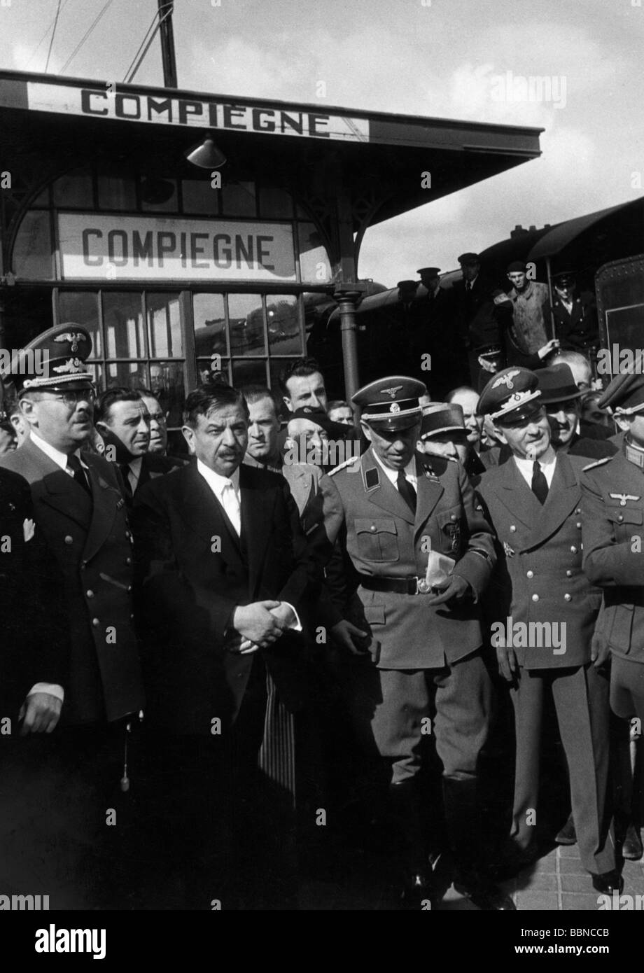 events, Second World War / WWII, France, politics, release of French prisoners of war, in exchange for voluntary French workers, arrival in Compiegne, 11.8.1942, Prime Minister Pierre Laval, German and French officers and officials as reception committee, Stock Photo