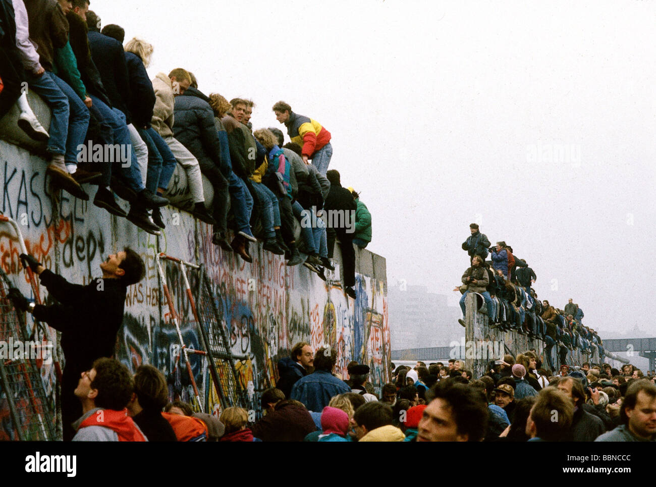 geography / travel, Germany, Fall of the Berlin Wall, people standing on the Wall, Berlin, 10.11.1989, historic, historical, 20th century, 1980s, 80s, opening, down, November'89, November 89, East Germany, East-Germany, German border, people, Stock Photo