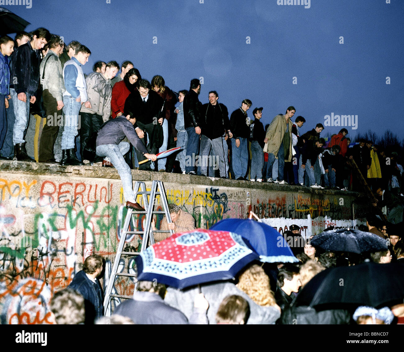 geography / travel, Germany, Fall of the Berlin Wall, people standing on the Wall, Berlin, 9.11.1989, historic, historical, 20th century, 1980s, 80s, opening, down, November'89, November 89, East Germany, East-Germany, German border, Stock Photo
