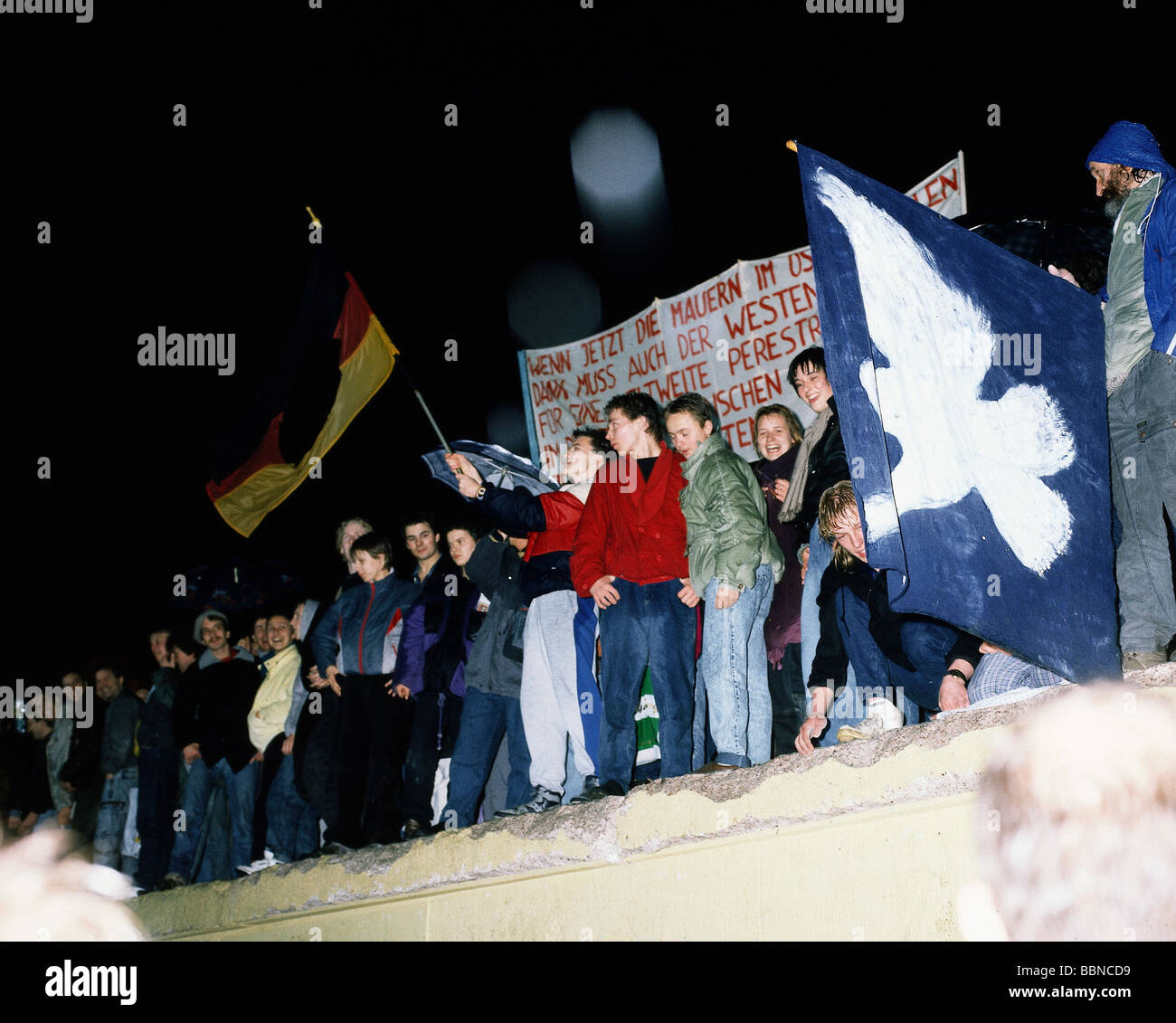 geography / travel, Germany, Fall of the Berlin Wall, people standing on the Wall at Brandenburg Gate, Berlin, November 1989, historic, historical, 20th century, 1980s, 80s, opening, down, November'89, November 89, East Germany, East-Germany, German border, people, Stock Photo