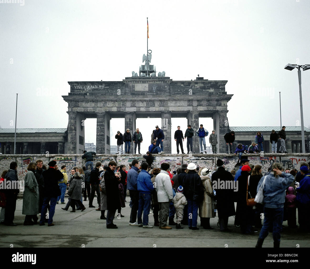 geography / travel, Germany, Fall of the Berlin Wall, people standing on the Wall at Brandenburg Gate, Berlin, November 1989, historic, historical, 20th century, 1980s, 80s, opening, down, November'89, November 89, Stock Photo
