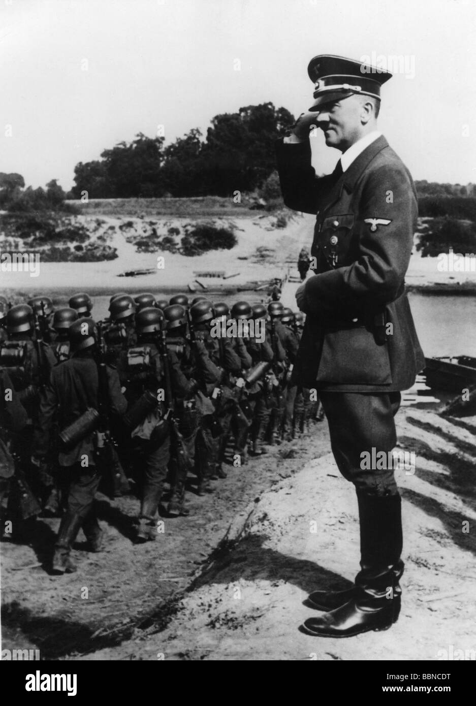 Hitler, Adolf, 20.4.1889 - 30.4.1945, German politician (NSDAP), Fuehrer and Reich Chancellor since 1933, full length, saluting marching soldiers, propaganda photo, Poland, September 1939, Stock Photo