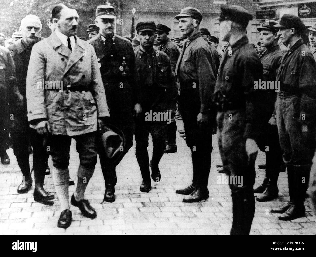 Hitler, Adolf, 20.4.1889 - 30.4.1945, German politician (NSDAP), Chancellor since 30.1.1933, full length, with  Viktor Lutze and troop of SA, party conference, Weimar, 3./4.7.1926, Stock Photo