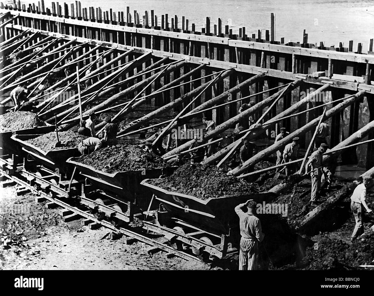 Nazism / National Socialism, crimes, concentration camps, Mauthausen, Austria, prisoners working, circa 1940, Stock Photo