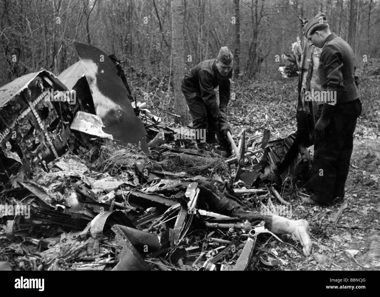events, Second World War / WWII, aerial warfare, France 1942 / 1943, British bomber shot down by a German night fighter near Compiegne, 9.4.1943, German soldiers digging the remains of a crew member out of the wreckage, site of crash, Luftwaffe, Royal Air Force, RAF, losses, dead body, corpse, 20th century, historic, historical, Great Britain, England, bomb war, people, 1940s, Stock Photo