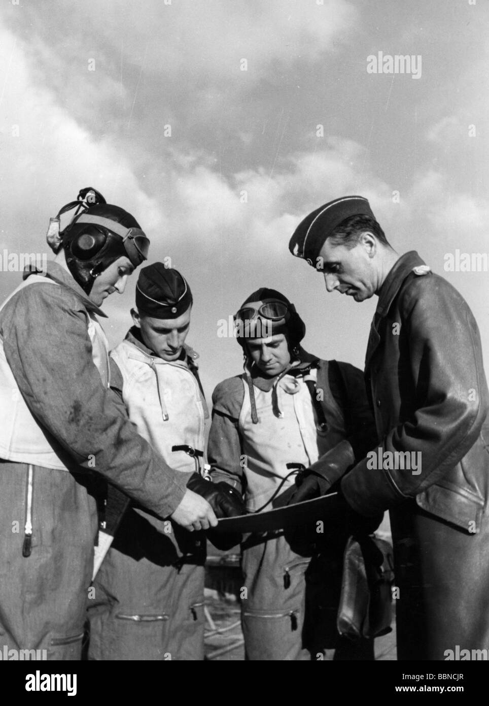 events, Second World War / WWII, aerial warfare, persons, Luftwaffe squadron leader giving last instructions before a mission, circa 1940, Stock Photo