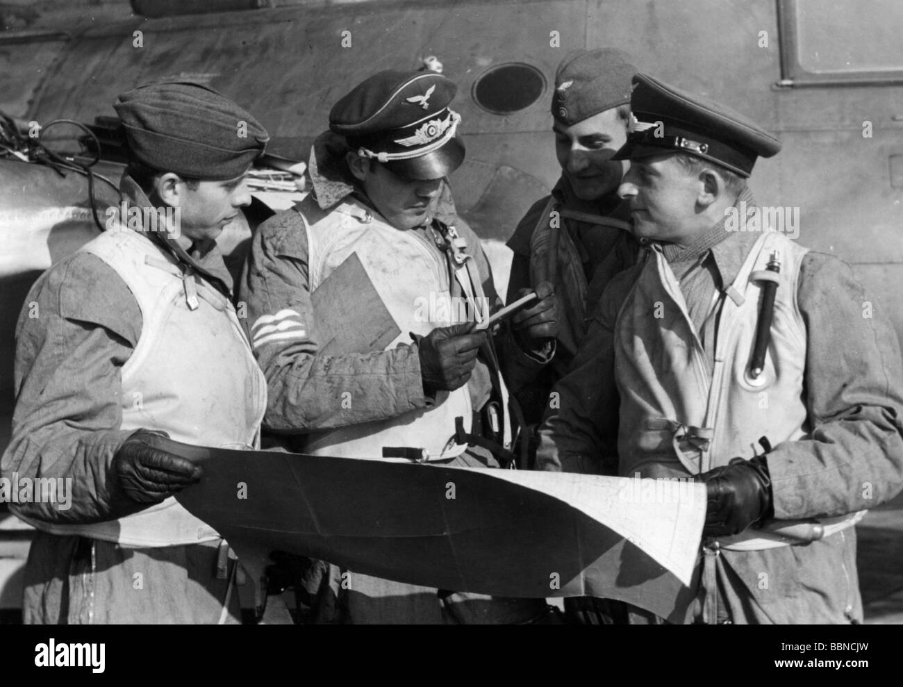 events, Second World War / WWII, aerial warfare, persons, German bomber pilot instructing his crew before a mission, early 1941, Stock Photo