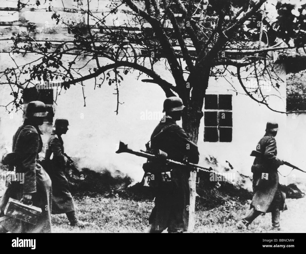 events, Second World War / WWII, Russia 1941, Battle of Kiev, 23.8. - 26.9.1941, German infantry in a village near Kiev, searching for dispersed Soviet soldiers and partisans, Stock Photo