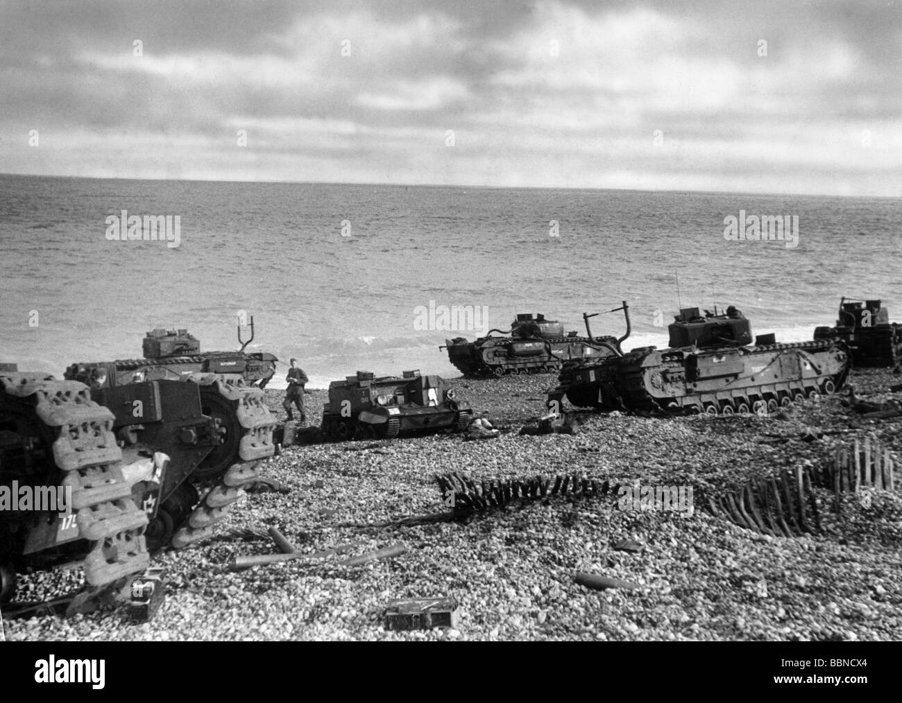 events, Second World War / WWII, France, Dieppe, 19.8.1942, destroyed 'Churchill' tanks of the 14th Canadian Army Tank Regiment (Calgary Tanks) on the beach, Stock Photo
