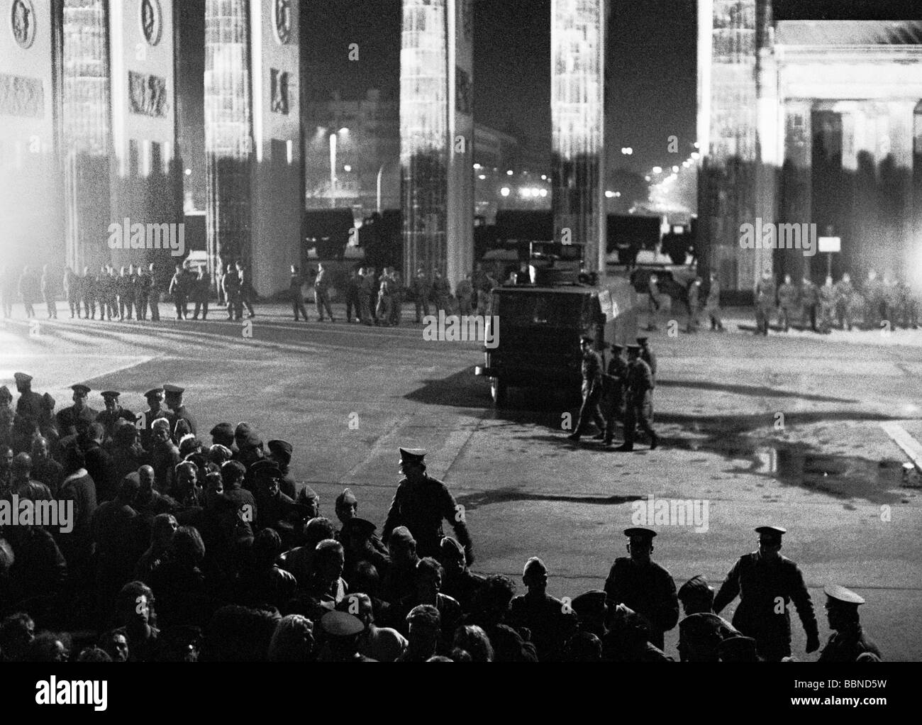 geography / travel, Germany, reunification, Berlin, Berlin Wall, GDR border troops controlling the Brandenburg Gate with watercannon cars, night shot, 10. / 11.11.1989, East Germany, historic, historical, East-Germany, 20th century, 1980s, 80s, Pariser Platz, Brandenburger Tor, square, celebration, people celebrating the fall, down, opening, turn of events, history, freedom, crossing, November'89, November 89, border patrol, Stock Photo