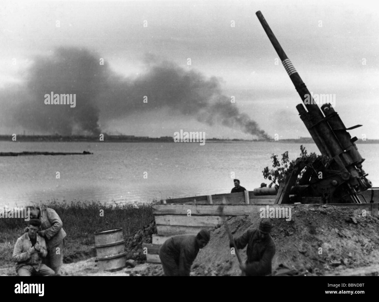 events, Second World War / WWII, aerial warfare, antiaircraft, German anti-aircraft gun emplacement near Kandalaksha, circa 1943, 20th century, historic, historical, Kola Peninsula, 88 mm Flak 18, AA guns, soldiers, soldier, cutting hair, hairdressing, completing position, Continuation War 1941 - 1944, Finland, Russia, Germany, fires, clouds of smoke, Eastern Front, 8.8 cm, people, 1940s, Stock Photo