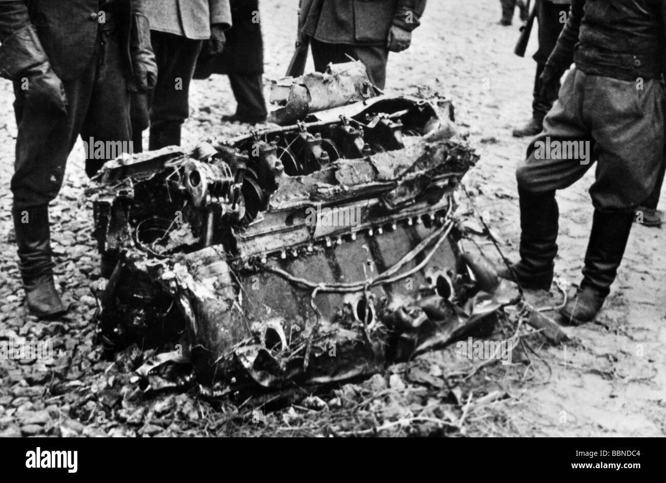 events, Second World War / WWII, Finland, engine of a shot down Soviet bomber, engines, airplane, airplanes, aeroplane, aeroplanes, destroyed, bombers, USSR, Soviet Union, 20th century, historic, historical, Winter War 1939 - 1940, Continuation War 1941 - 1944, aircraft, people, 1940s, Stock Photo