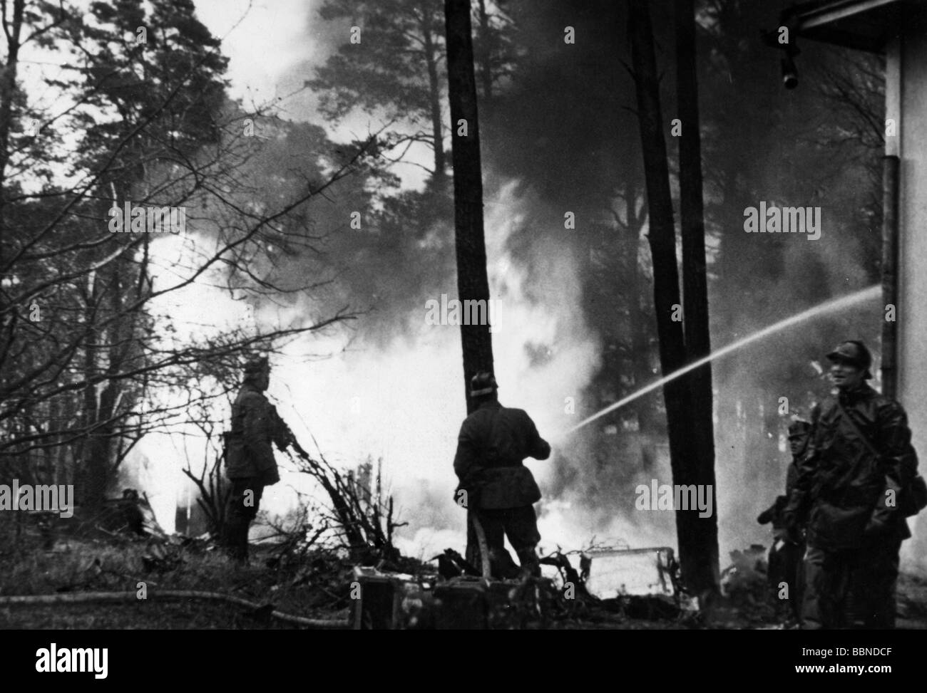 events, Second World War / WWII, Finland, fire being extinguished after bomb has fallen in wood, 20th century, fire brigade, firefighting, firemen, Winter War 1939 - 1940, Stock Photo