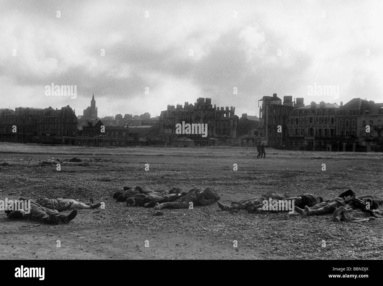 events, Second World War / WWII, France, Dieppe after the Allied raid, 19.8.1942, dead Canadian soldiers in the foreground, Stock Photo