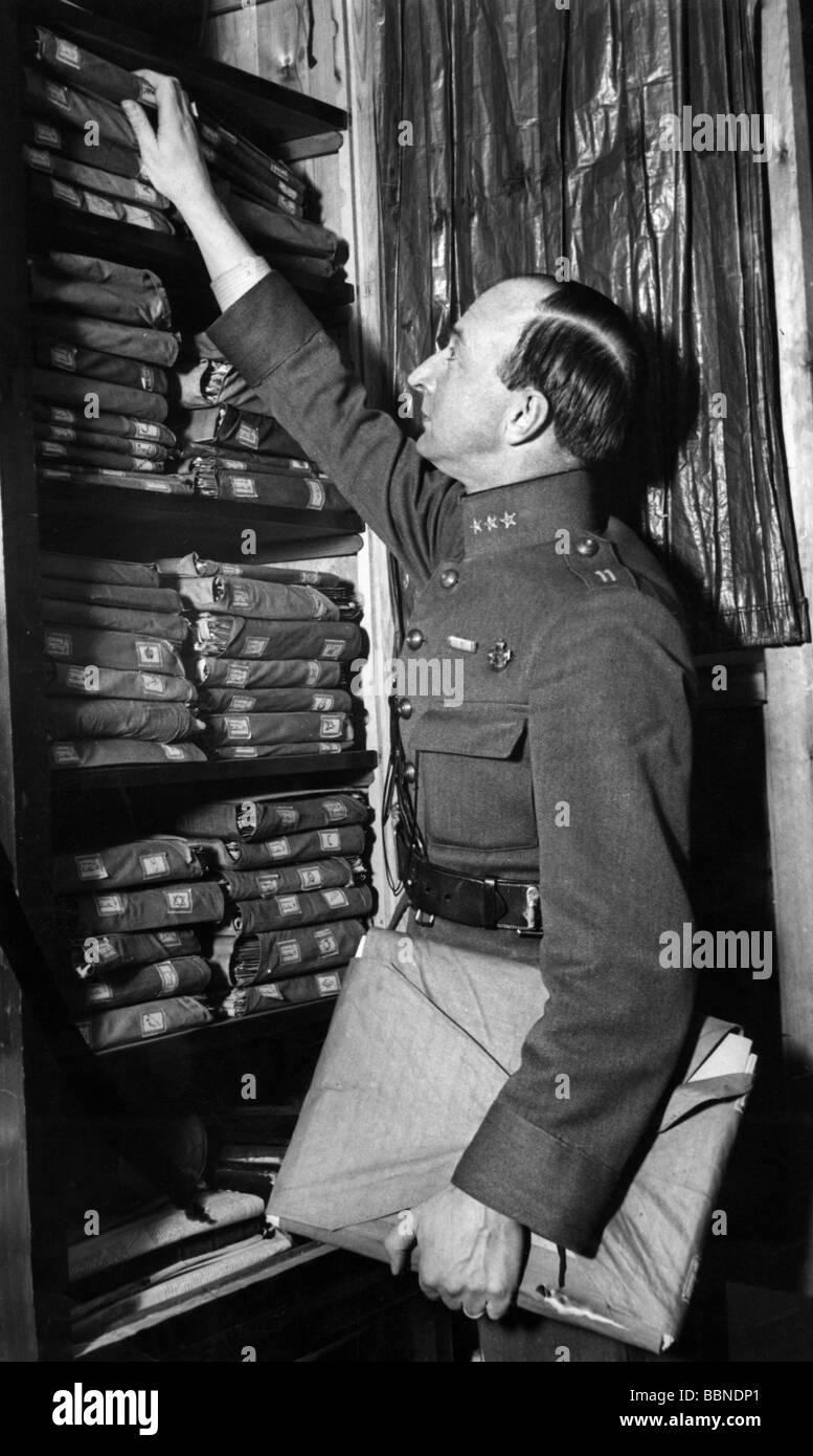 military, Sweden, Army, Captain Dankwardt with drawingys by Hjalmar Ling, Gymnastic Central Institute, Stockholm, 1930s, , Stock Photo