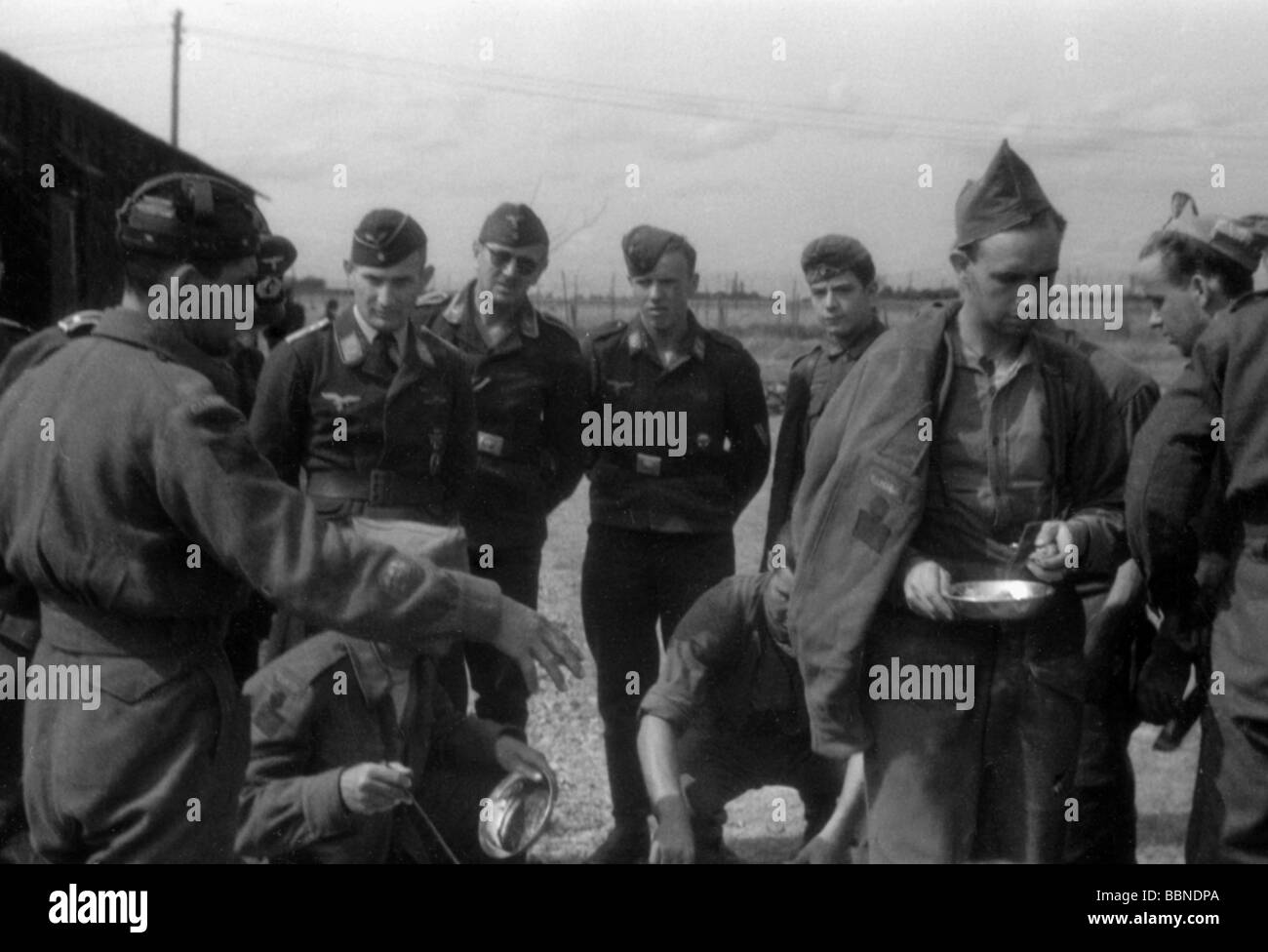 events, Second World War / WWII, France, Dieppe, 19.8.1942, German soldiers with captured Canadians, detention camp near Verneuil, Stock Photo