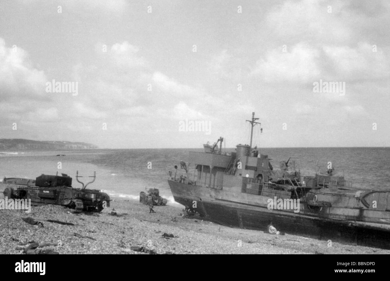 events, Second World War / WWII, France, Dieppe, 19.8.1942, destroyed landing craft and destroyed 'Churchill' tank of the 14th Canadian Army Tank Regiment (Calgary Tanks), Stock Photo