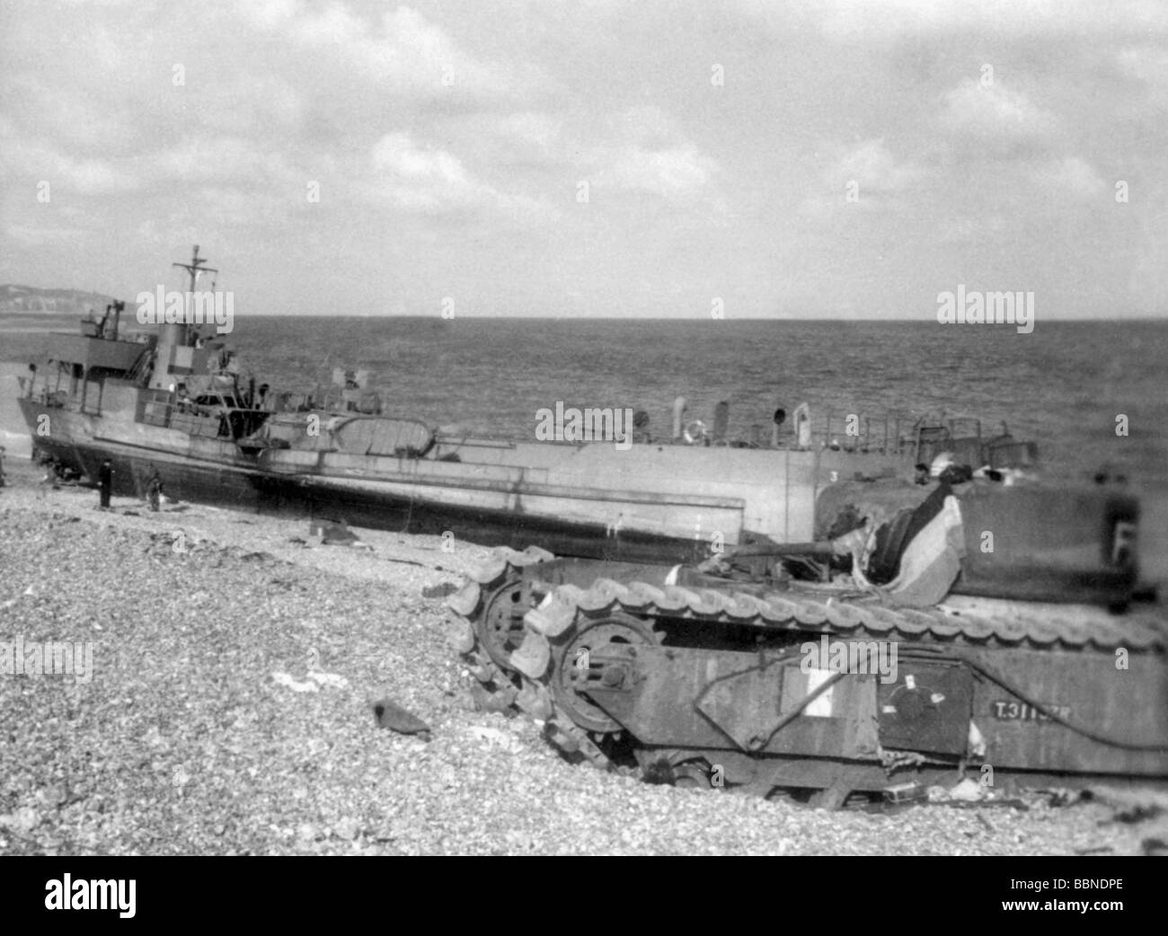 events, Second World War / WWII, France, Dieppe, 19.8.1942, destroyed landing craft and destroyed 'Churchill' tank of the 14th Canadian Army Tank Regiment (Calgary Tanks), Stock Photo