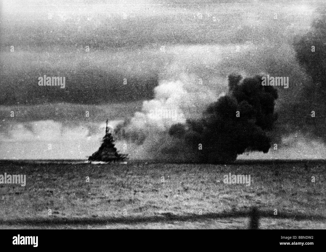 events, Second World War / WWII, naval warfare, Battle of the Denmark Strait, German battleship 'Bismarck' firing at British battlecruiser 'HMS Hood', 24.5.1941, Stock Photo